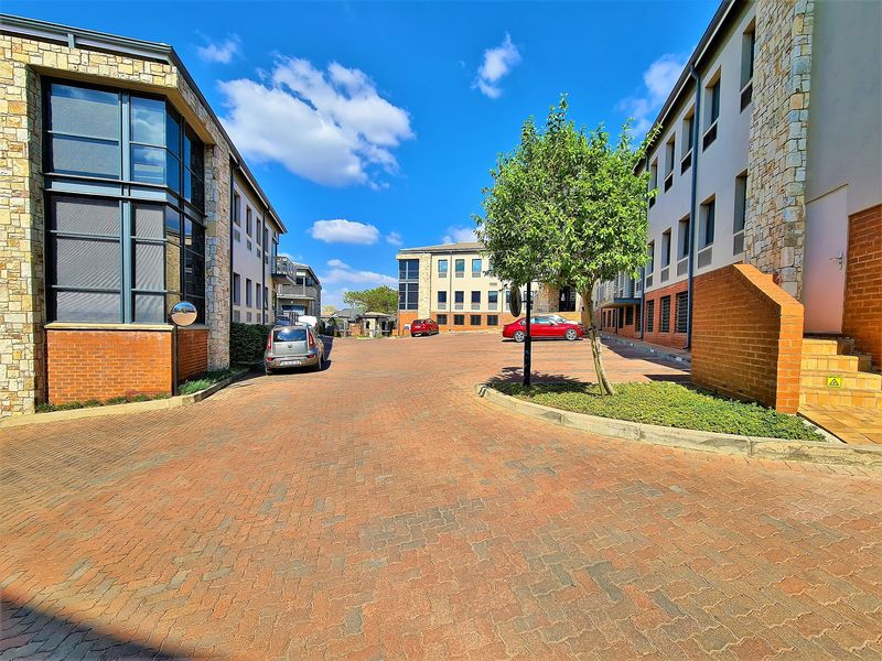 262m2 Modern Office to Let in Fourways - Photo 3
