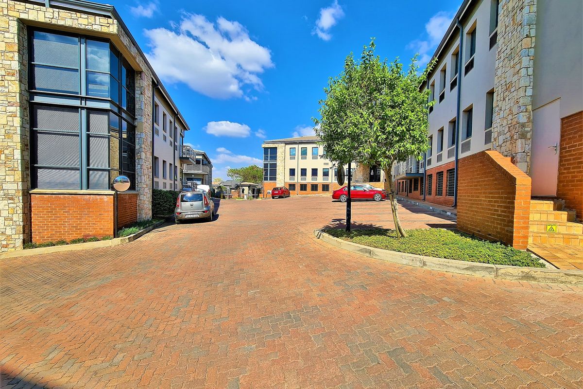 262m2 Modern Office to Let in Fourways - Photo 3