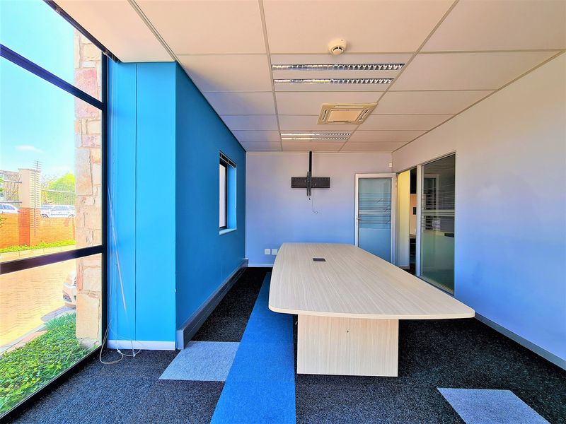 262m2 Modern Office to Let in Fourways - Photo 6