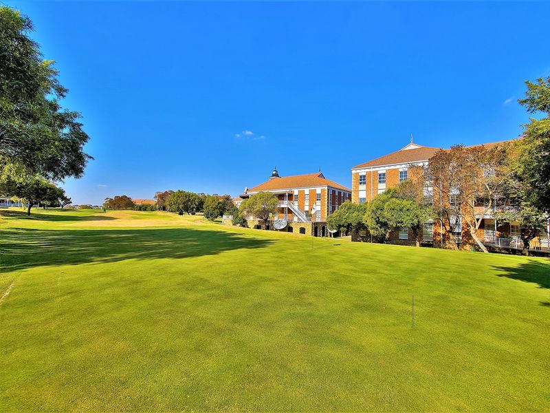125m2 Spacious Office to Let in Fourways Golf Park - Photo 1