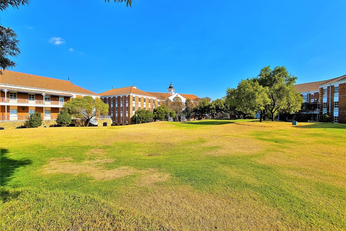 125m2 Spacious Office to Let in Fourways Golf Park - Photo 4