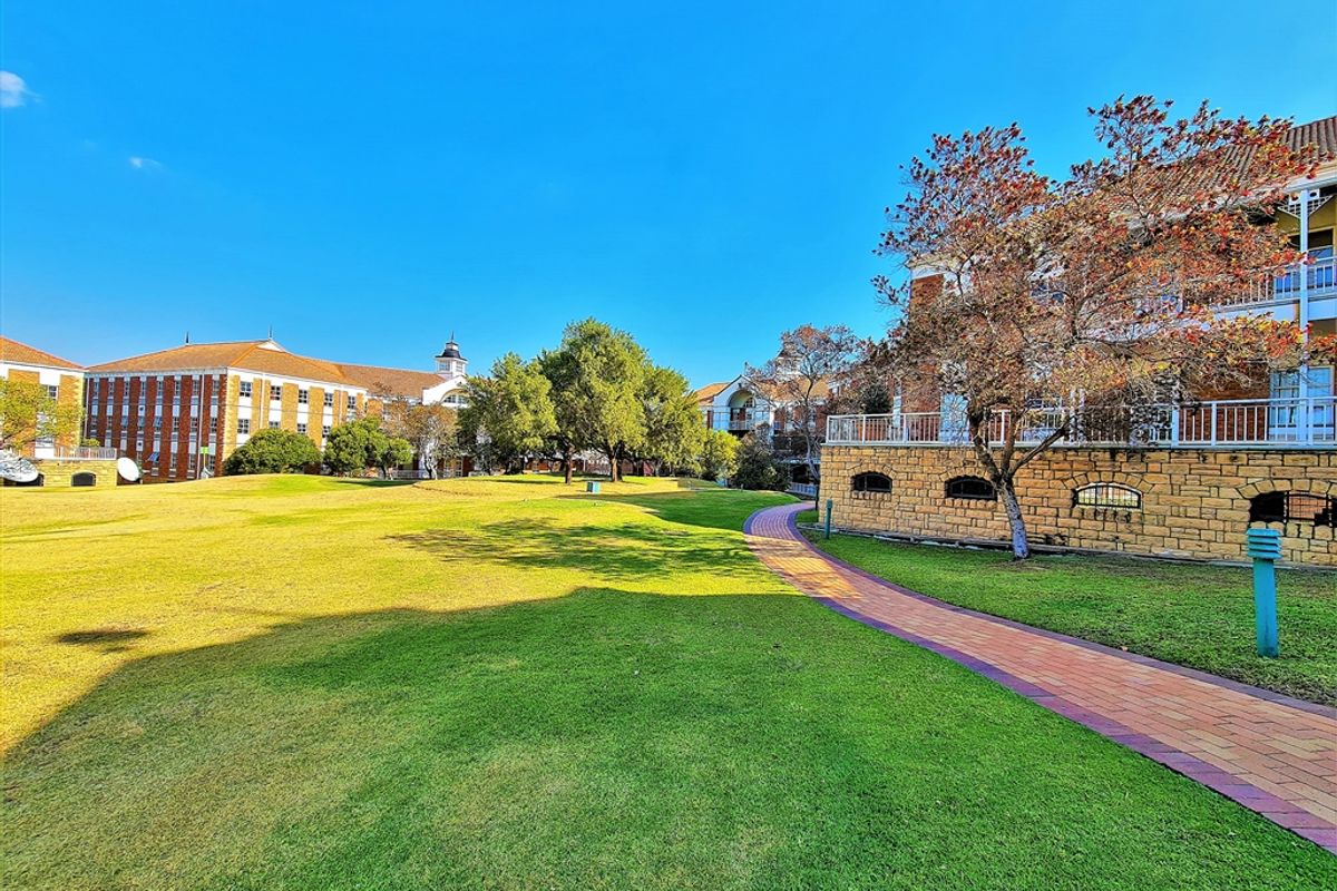 125m2 Spacious Office to Let in Fourways Golf Park - Photo 2