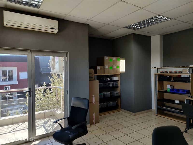 754m2  Warehouse  - TO LEASE - Photo 9