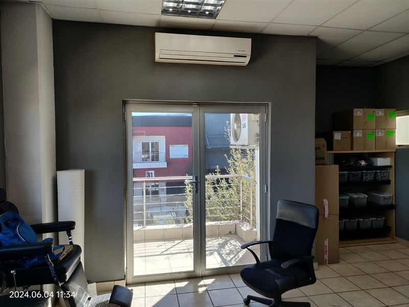 754m2  Warehouse  - TO LEASE - Photo 10