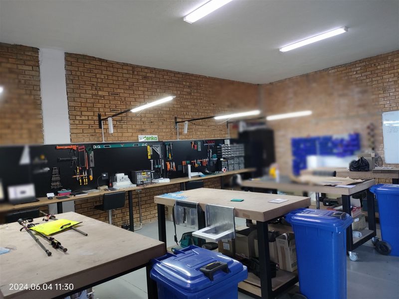 754m2  Warehouse  - TO LEASE - Photo 7