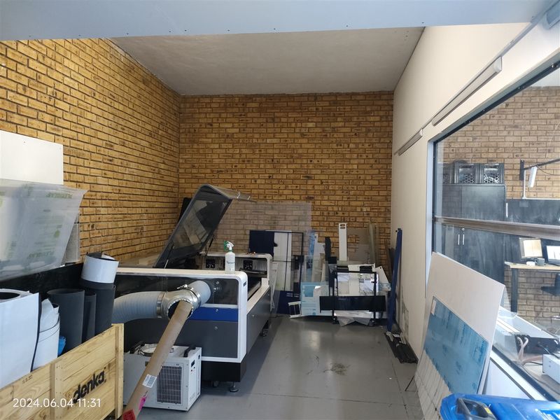 754m2  Warehouse  - TO LEASE - Photo 8