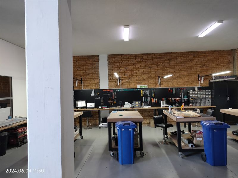 754m2  Warehouse  - TO LEASE - Photo 6