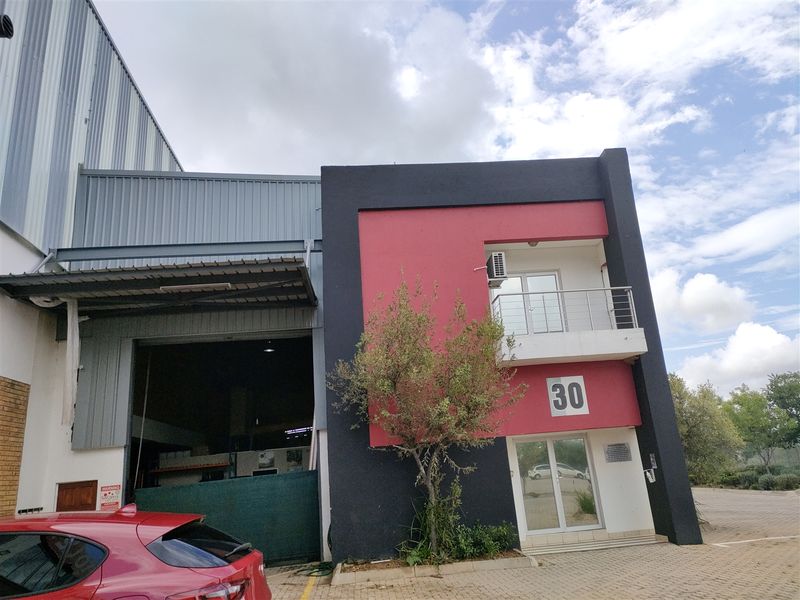 754m2  Warehouse  - TO LEASE - Photo 1