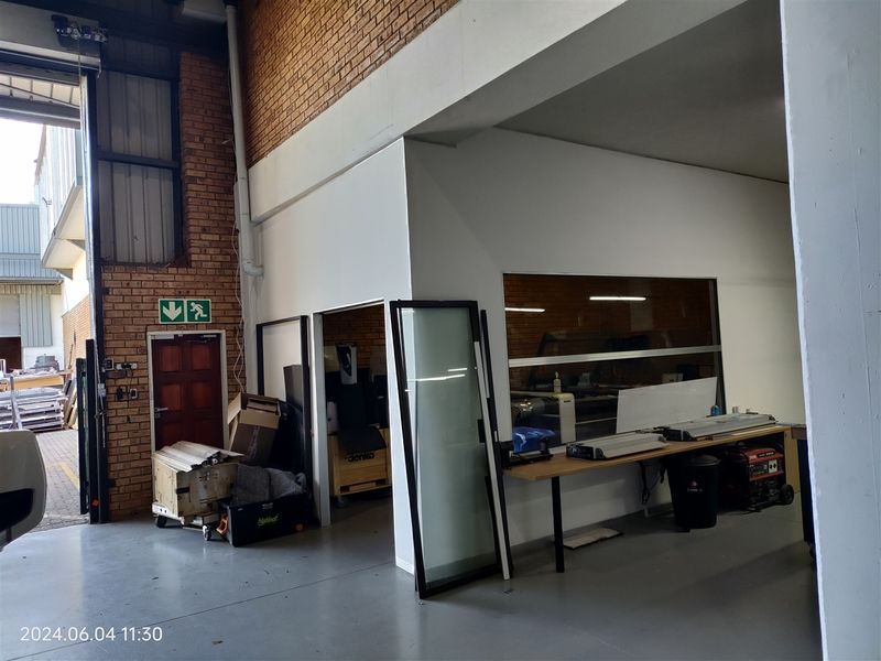 754m2  Warehouse  - TO LEASE - Photo 5