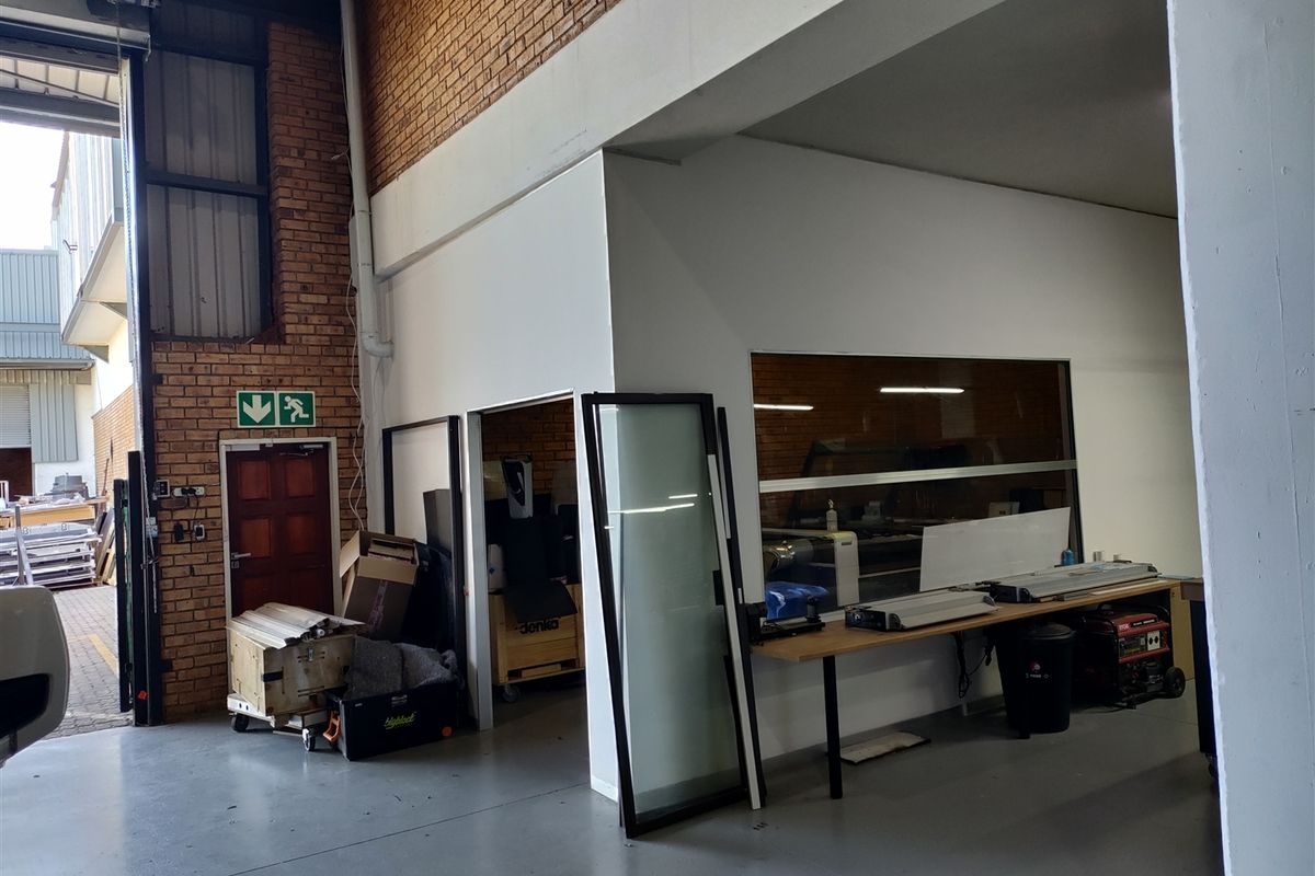 754m2  Warehouse  - TO LEASE - Photo 5