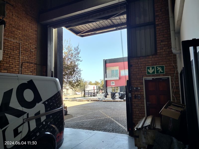 754m2  Warehouse  - TO LEASE - Photo 3