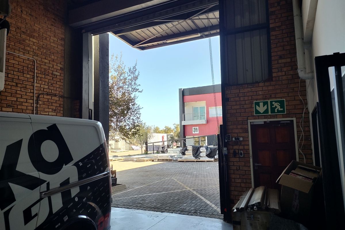 754m2  Warehouse  - TO LEASE - Photo 3