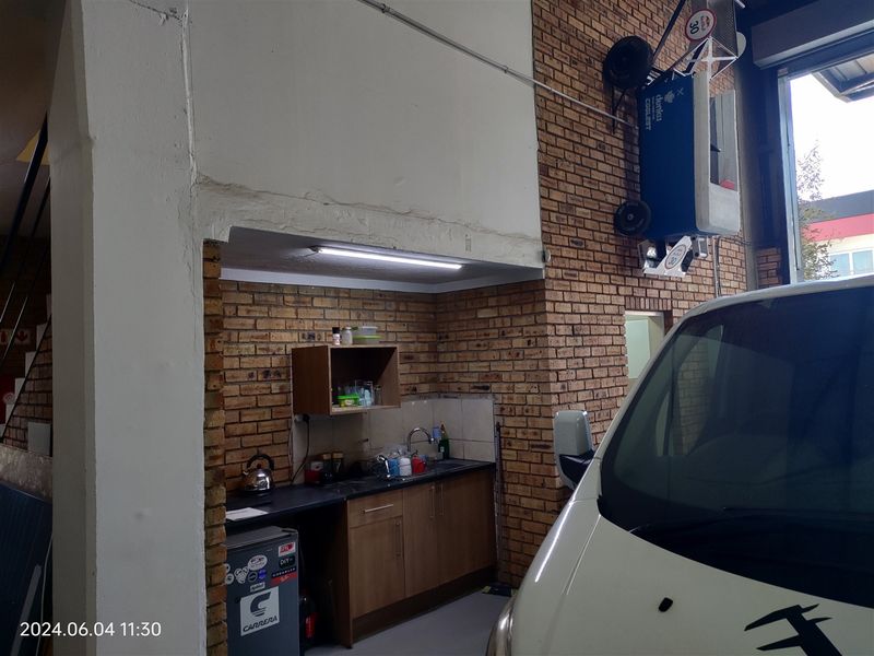 754m2  Warehouse  - TO LEASE - Photo 4