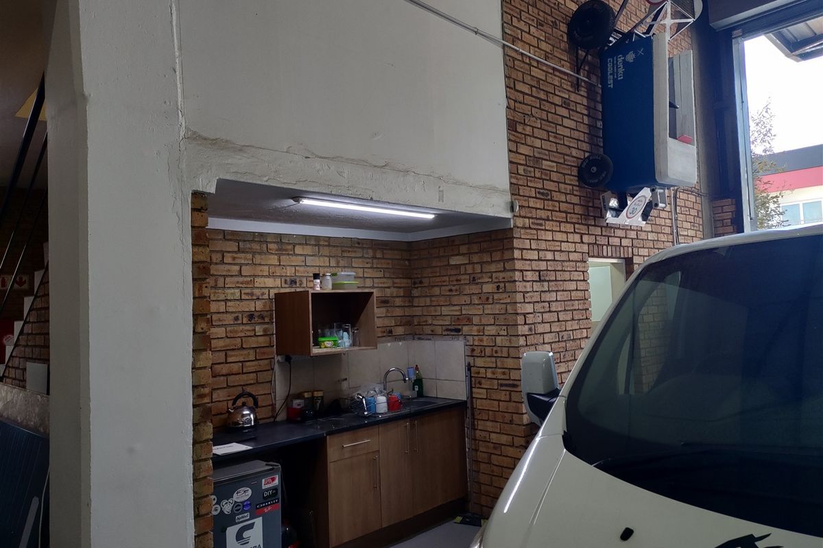 754m2  Warehouse  - TO LEASE - Photo 4