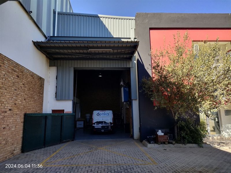 754m2  Warehouse  - TO LEASE - Photo 2