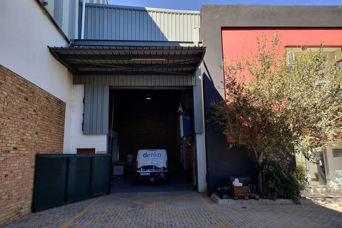 754m2  Warehouse  - TO LEASE - Photo 2