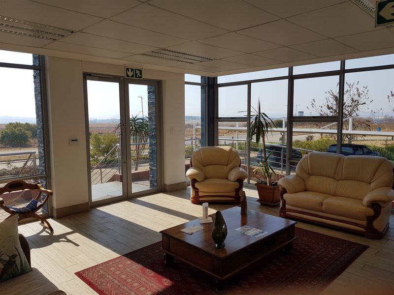 2,600m2 of A Grade Warehouse To Let in Lanseria Corporate Estate - Photo 2