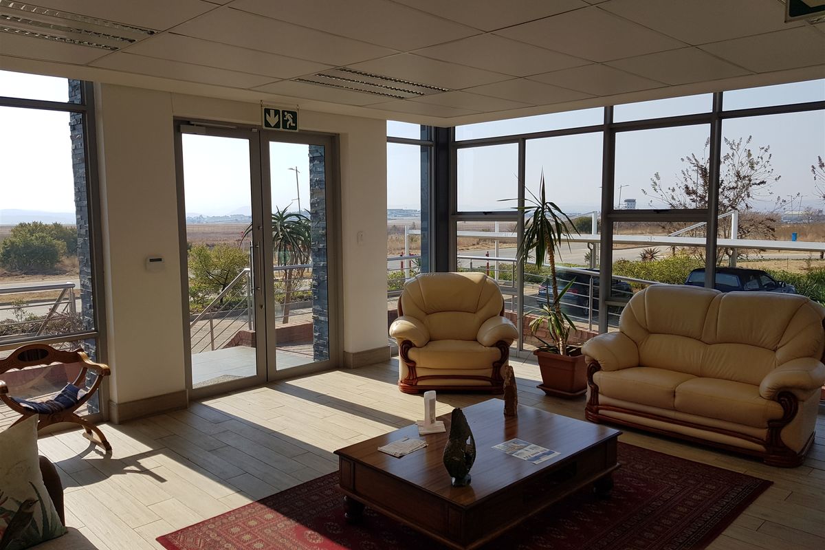 2,600m2 of A Grade Warehouse To Let in Lanseria Corporate Estate - Photo 2