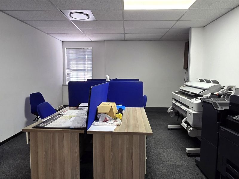 Office to let in Hampton Office Park - Photo 10