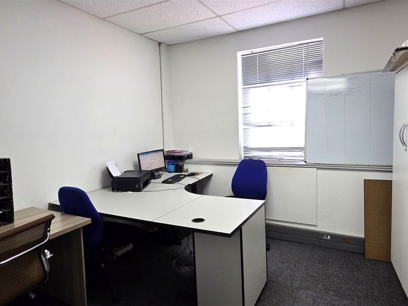 Office to let in Hampton Office Park - Photo 9