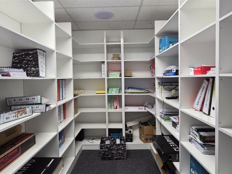 Office to let in Hampton Office Park - Photo 8