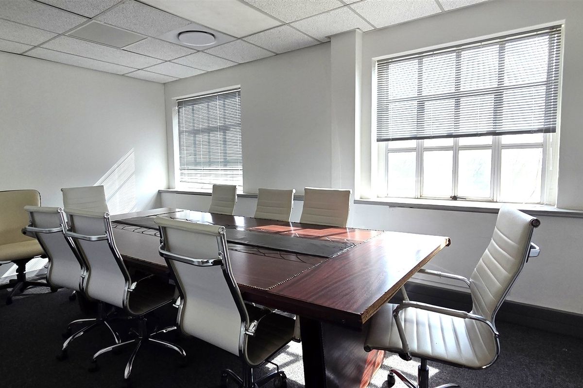 Office to let in Hampton Office Park - Photo 5
