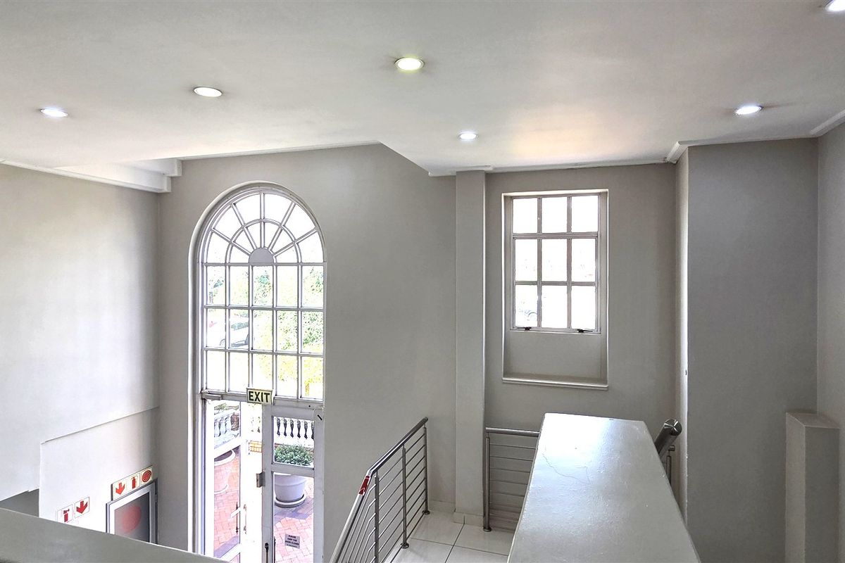 Office to let in Hampton Office Park - Photo 2