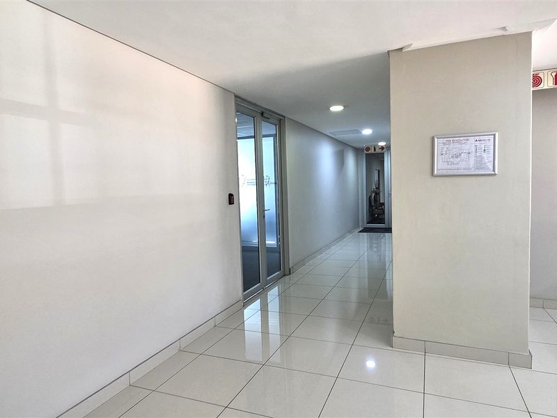 Office to let in Hampton Office Park - Photo 3