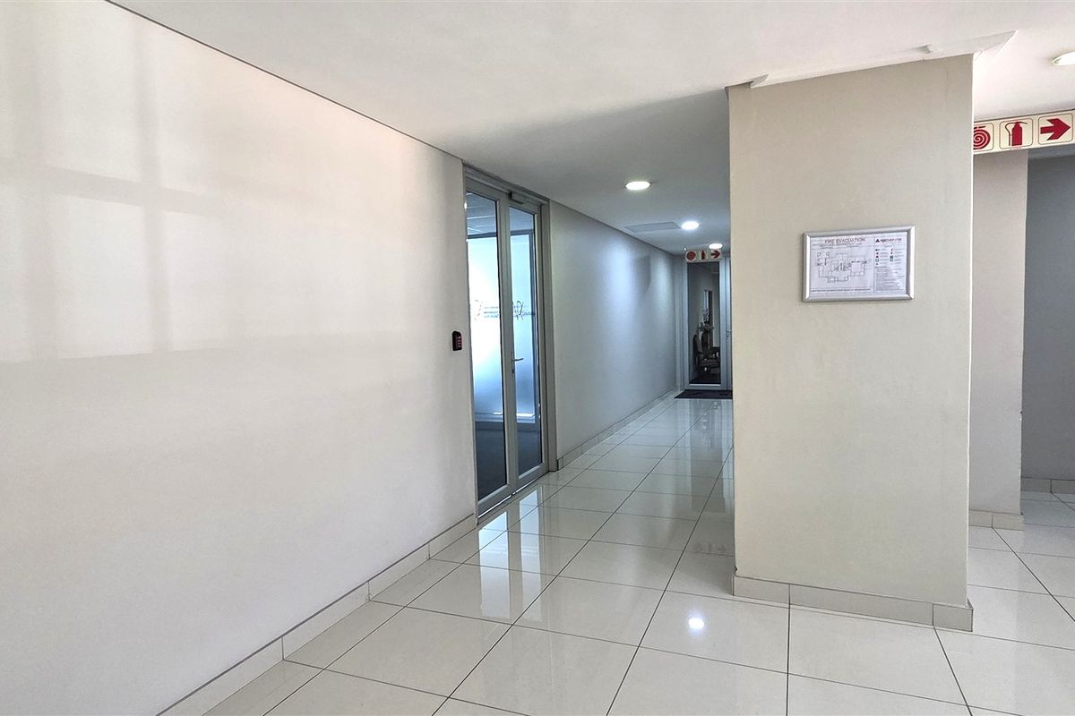 Office to let in Hampton Office Park - Photo 3