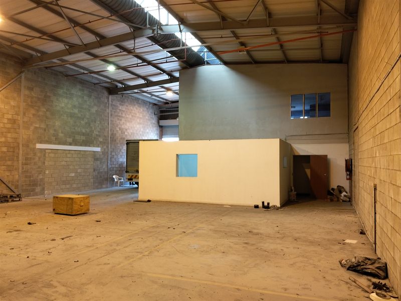 425m2  Warehouse  - TO LEASE in KYA SAND - Photo 8