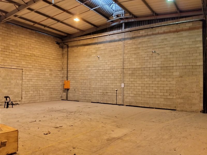 425m2  Warehouse  - TO LEASE in KYA SAND - Photo 5