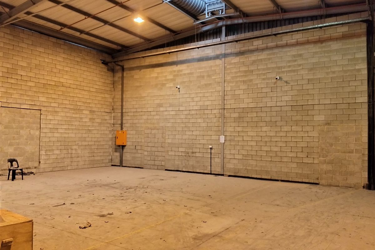 425m2  Warehouse  - TO LEASE in KYA SAND - Photo 5