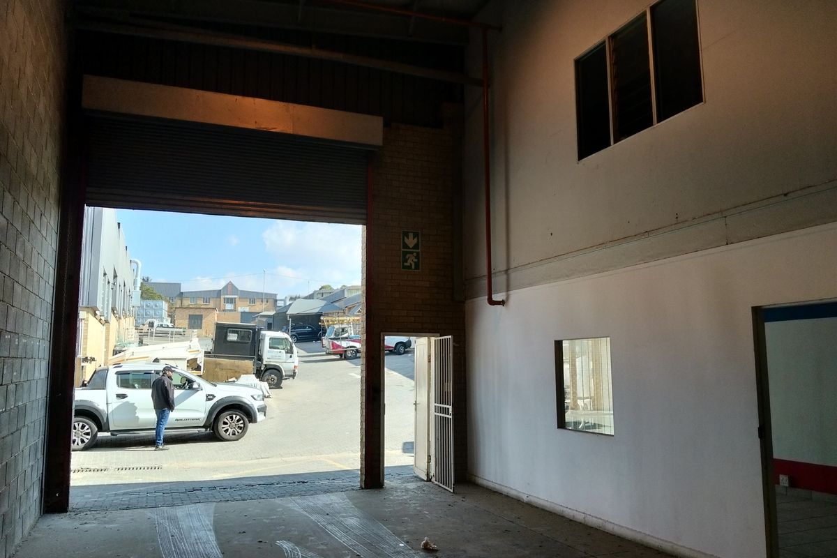425m2  Warehouse  - TO LEASE in KYA SAND - Photo 2