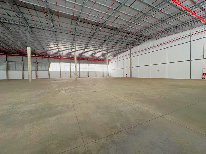 AAA-Grade Industrial Warehouse To Let - Prime Logistics Facility - Photo 3
