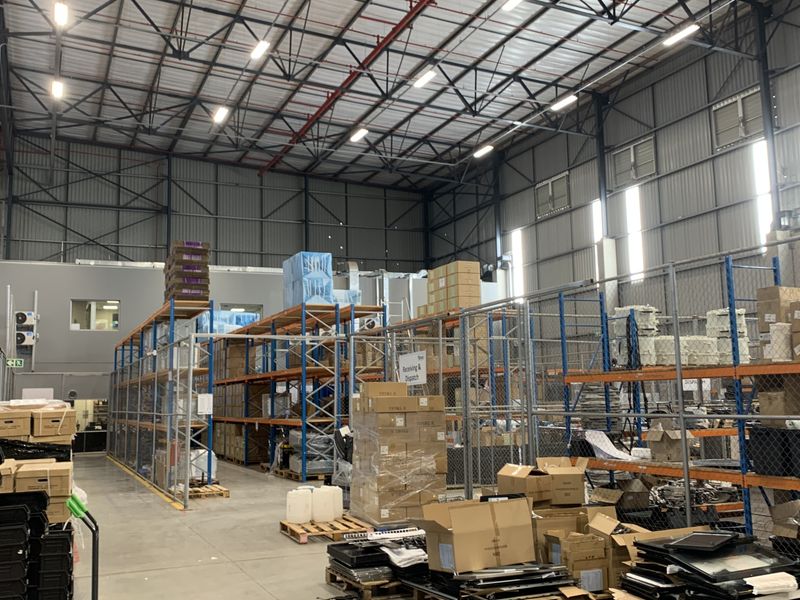 Warehouse to let in Pomona - Photo 4