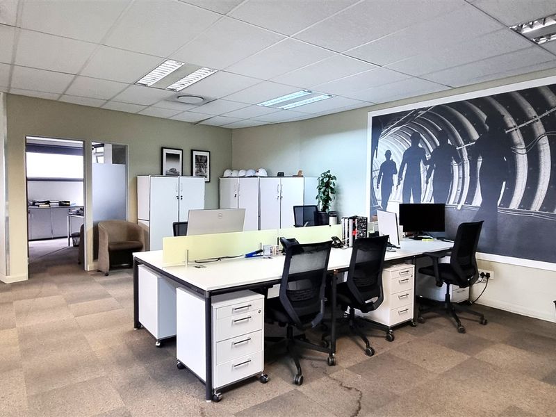 Furnished office space to let in Corner Main Office Park - Photo 6