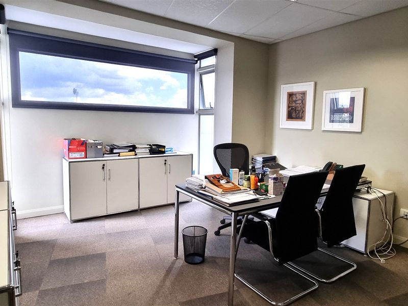Furnished office space to let in Corner Main Office Park - Photo 8