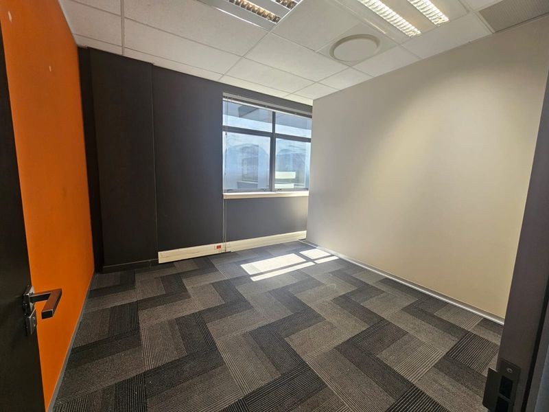 550 m2 Upmarket Office to let in Menlyn Maine : Open-plan and private offices - Photo 8