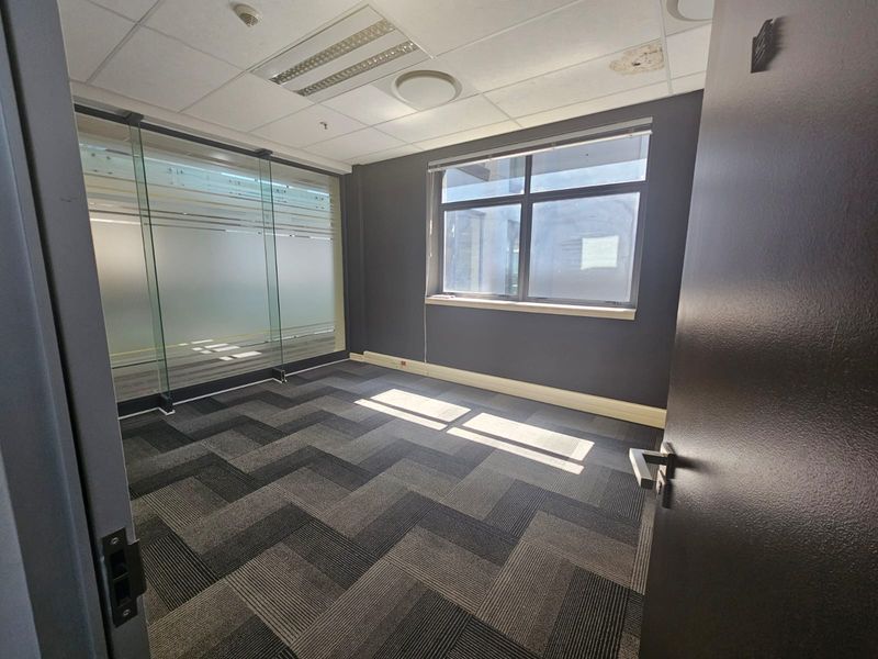 550 m2 Upmarket Office to let in Menlyn Maine : Open-plan and private offices - Photo 6