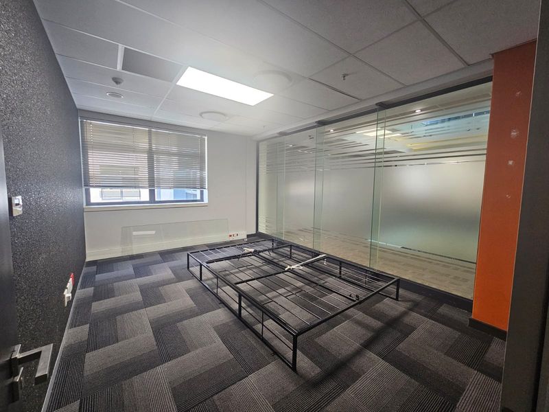 550 m2 Upmarket Office to let in Menlyn Maine : Open-plan and private offices - Photo 5