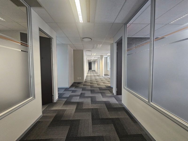 550 m2 Upmarket Office to let in Menlyn Maine : Open-plan and private offices - Photo 4
