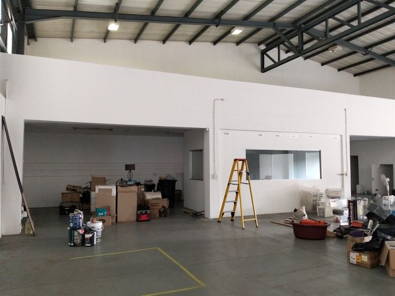 454m2  Warehouse  - TO LEASE - Photo 9