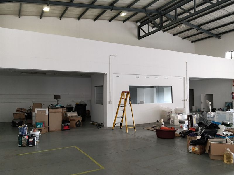 454m2  Warehouse  - TO LEASE - Photo 8