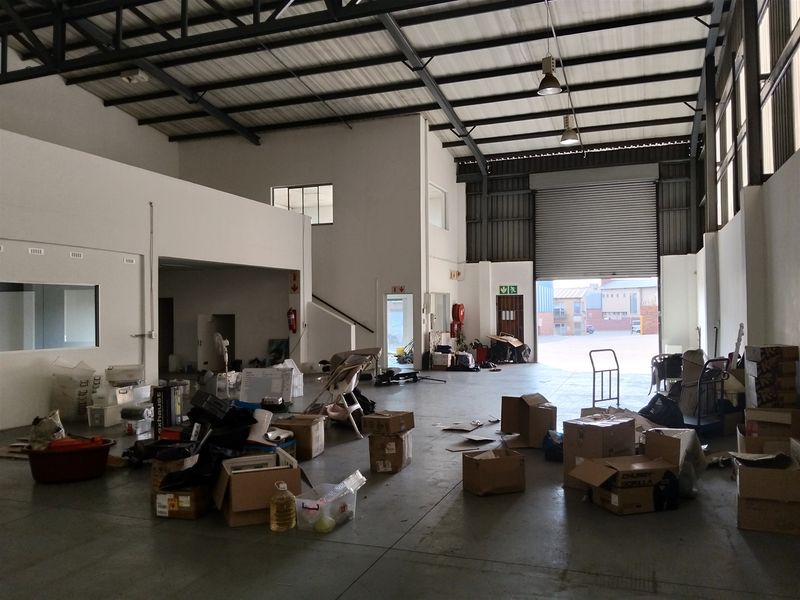 454m2  Warehouse  - TO LEASE - Photo 6