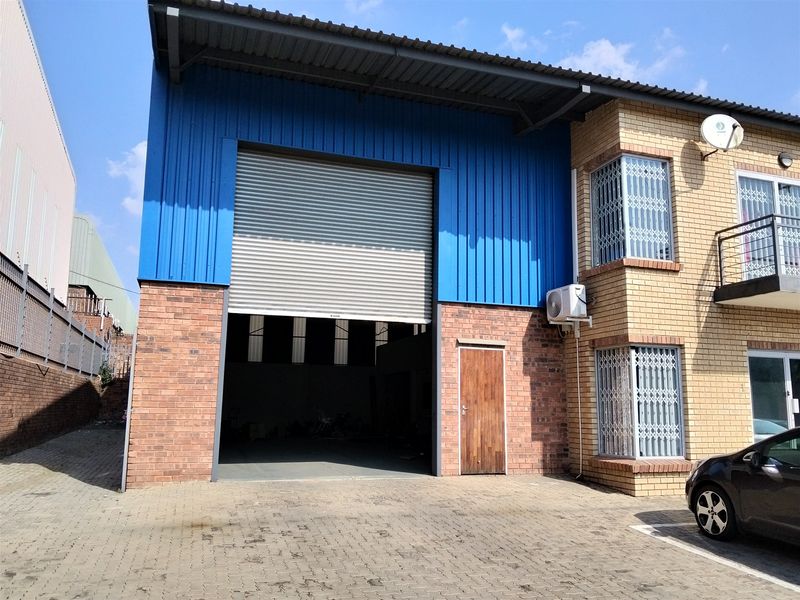 454m2  Warehouse  - TO LEASE - Photo 1