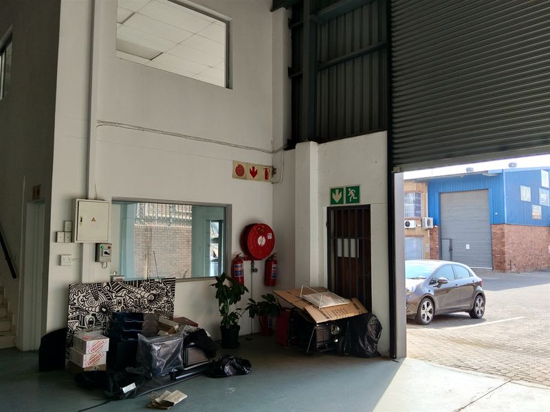 454m2  Warehouse  - TO LEASE - Photo 4