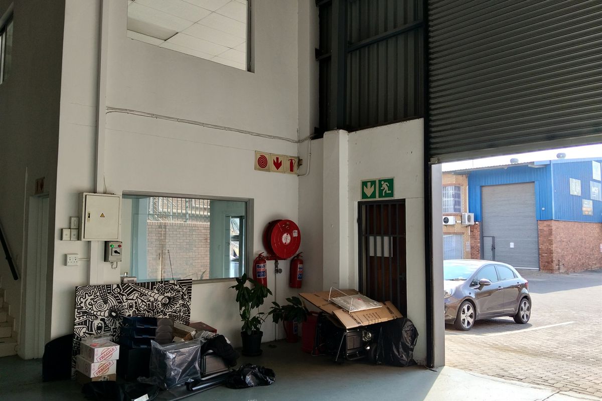 454m2  Warehouse  - TO LEASE - Photo 4