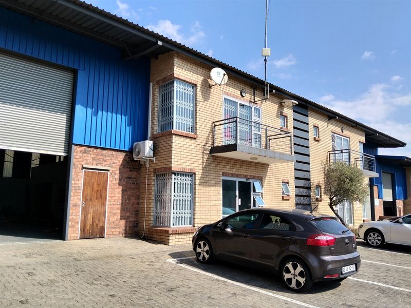 454m2  Warehouse  - TO LEASE - Photo 2