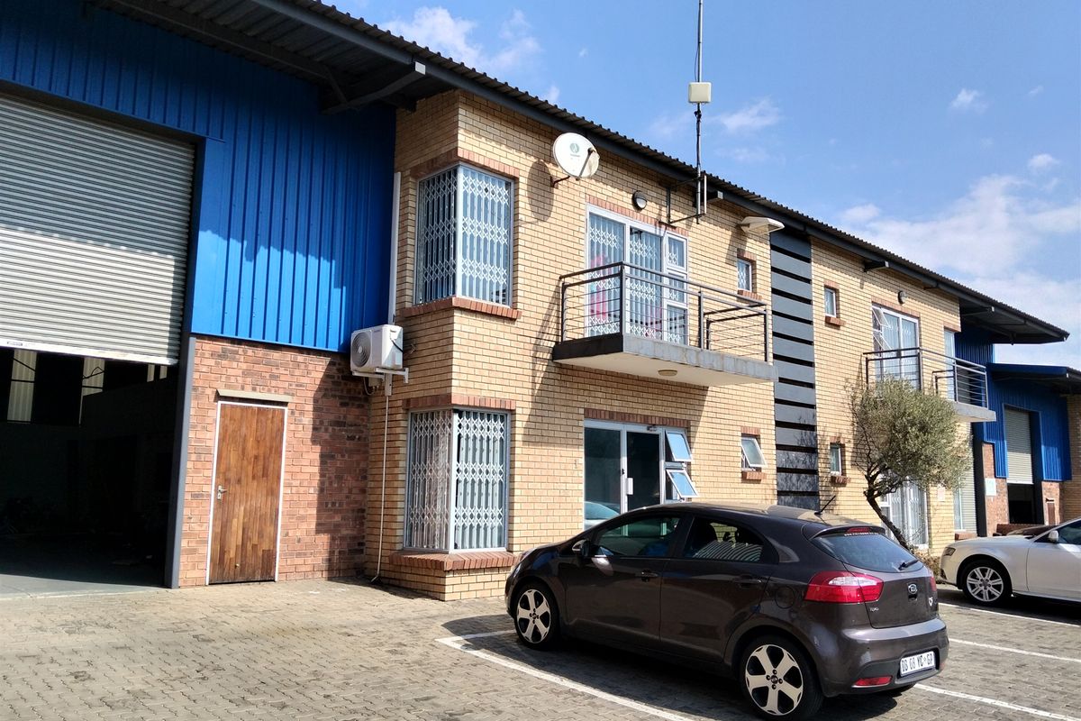 454m2  Warehouse  - TO LEASE - Photo 2