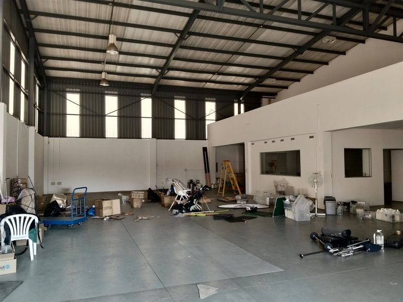 454m2  Warehouse  - TO LEASE - Photo 3